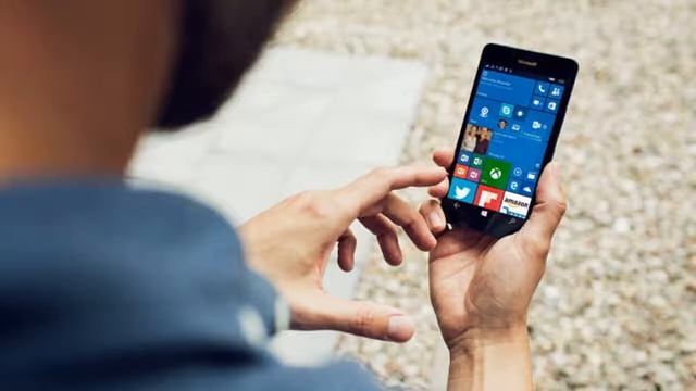 MICROSOFT VP CONFESSES WINDOWS 10 MOBILE IS EFFECTIVELY FINISHED смотреть онлайн