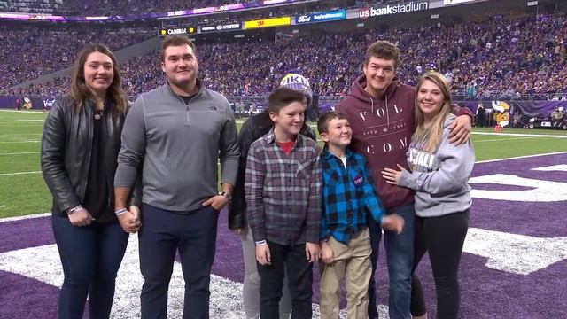 Best Christmas Ever (BCE) and the MN Vikings. Halftime Surprise Drop! смотреть онлайн