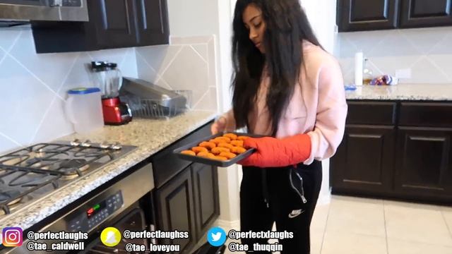 WE MADE FLAMIN HOT MAC N' CHEETOS!!! | COOKING WITH JAZZ AND TAE смотреть онлайн