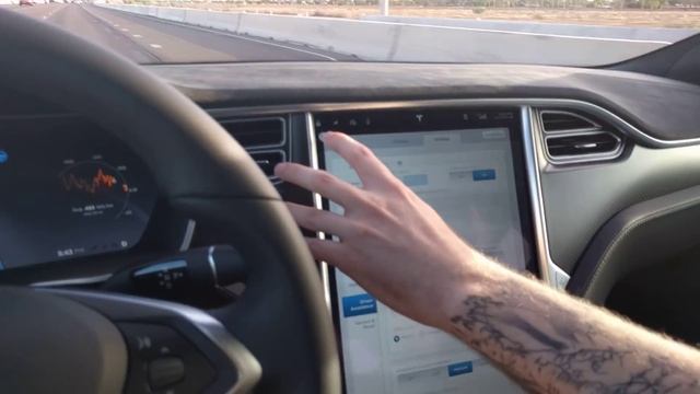 Tesla P90D Model S on Autopilot смотреть онлайн