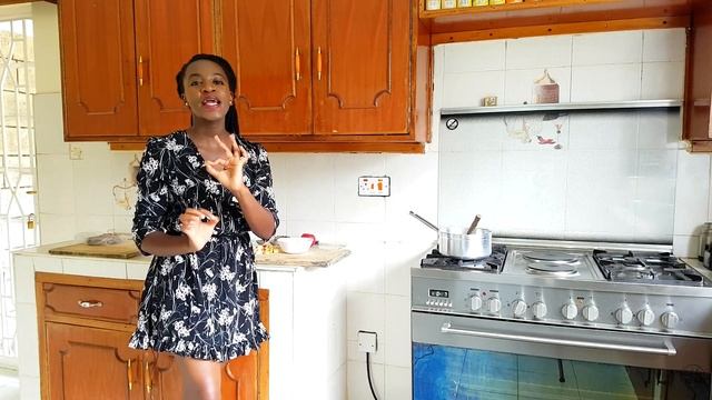 LEEK & ROASTED RED PEPPER SOUP WITH BUTTERY CINNAMON APPLE TOPPING | KALUHI'S KITCHEN смотреть онлайн