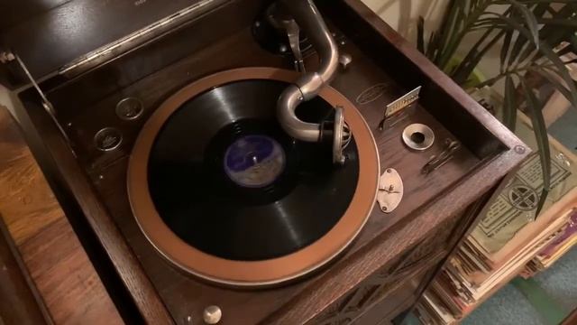 Tell us where is a good time are ~ Lita Roza and the Johnson brothers смотреть онлайн
