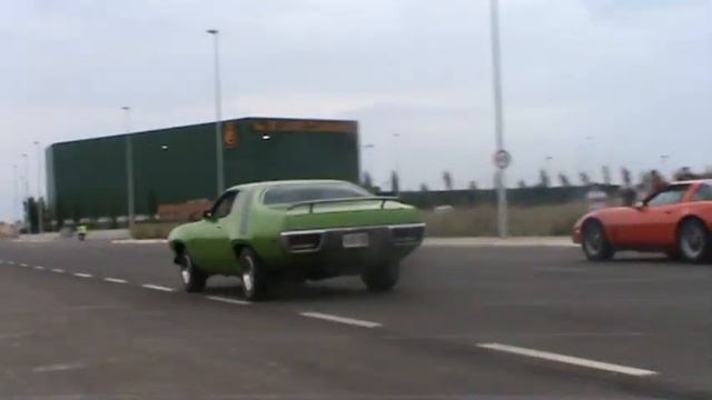 Corvette C4 vs Plymouth GTX 1971 смотреть онлайн