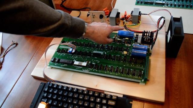 Apple 1 microcomputer testing by Wen Heagy for Bugbook Computer Museum смотреть онлайн
