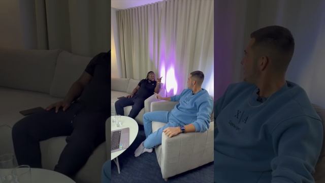 Учим иностранца русским песням!