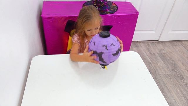Алиса собирает конфеты на Хэлоуин Halloween Trick or Treat смотреть онлайн