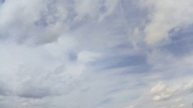 17th May 2022 24 hour time lapse 4k - Misty window, blue sky, fast low clouds, god rays, rain cloud смотреть онлайн