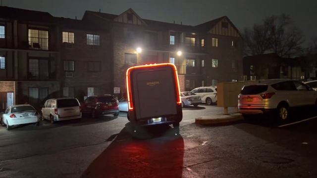 New Rivian Amazon Prime Van Pulls Out смотреть онлайн