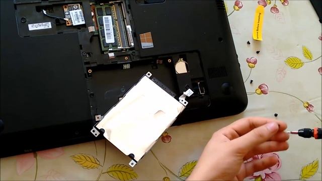 Come sostituire l'hardisk con un SSD in HP 650 смотреть онлайн