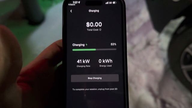 Charging a Rivian on a Tesla Supercharger in the US!!! смотреть онлайн