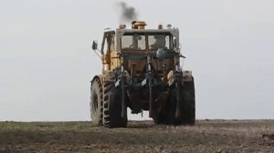 Кировец К-700А работа с глубокорыхлителем