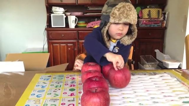 ケイトのりんごはいくつ？How many apples are in the box? смотреть онлайн