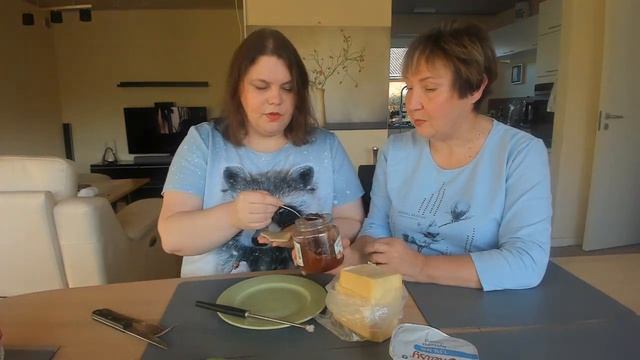 дочь пробует необычную датскую еду смотреть онлайн