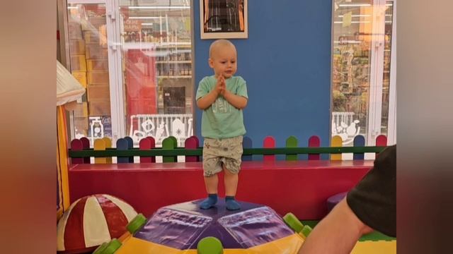 Виталик в игровой комнате