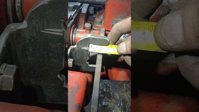 ограничитель педали сцепления на тракторе Т-25.