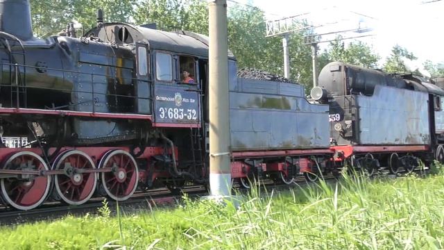 Паровозы СО17-2359 и Эу683-32 с вагоном