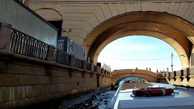 Зимняя канавка, Эрмитажный театр и лестница, где сидит незримый дух Петербурга #петербург #travel смотреть онлайн