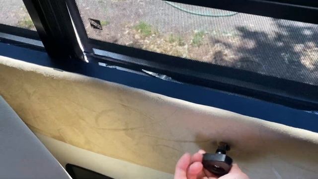 Opening/closing windows and window shades on Roadtrek смотреть онлайн