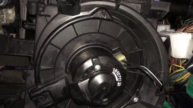 How To Replace A Blower Motor & Resistor In A Toyota Matrix Or Pontiac Vibe смотреть онлайн