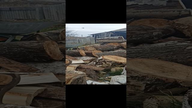 в деревне некогда скучать.