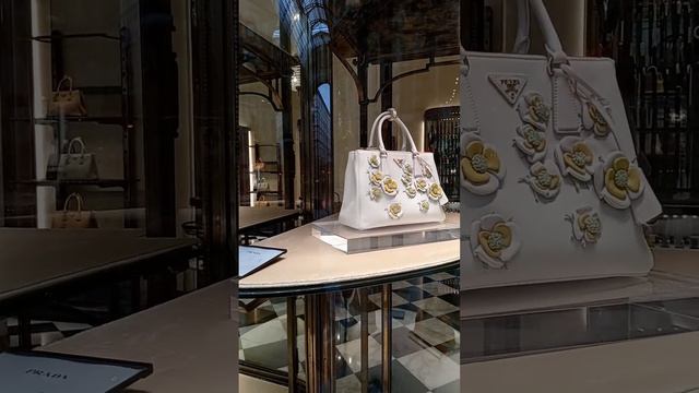 WINDOW SHOPPING NEW COLLECTION FASHION BAGS 2024 PRADA MILANO ITALY смотреть онлайн
