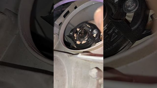 w203 CDI 150 2006 low beam replacement! Подмяна на къса светлина. смотреть онлайн