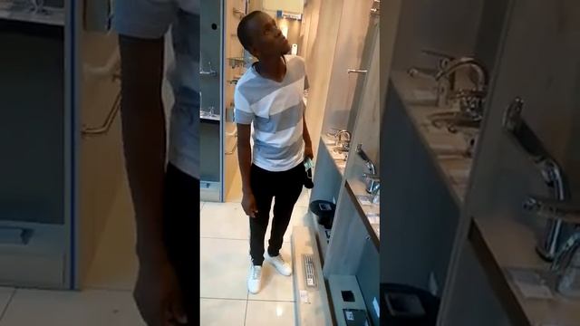 Watch out how African's go for a window shopping смотреть онлайн