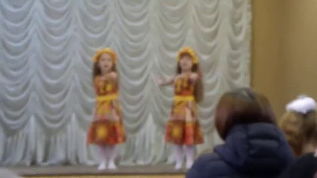 Очень смешная девочка (справа) смотреть онлайн