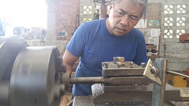 How to re -sleeve Tricycle rear wheel hub bearing seat very loose. смотреть онлайн