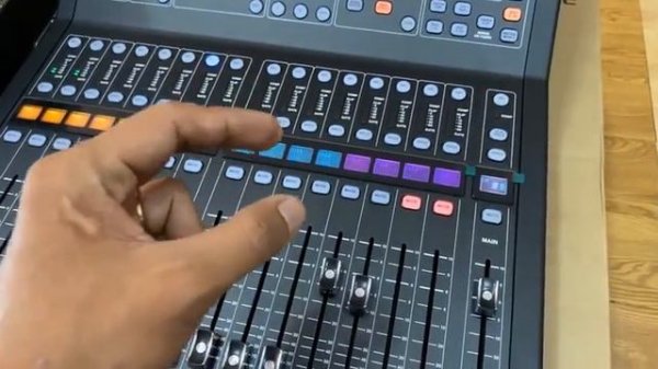 Mixer Midas M32R live ចូលស្តុកវិញហើយបាទ
