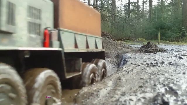 RC AXIAL SCX10 8x8 MAZ-537 and 6x6 KRAZ-255 in the MUD смотреть онлайн