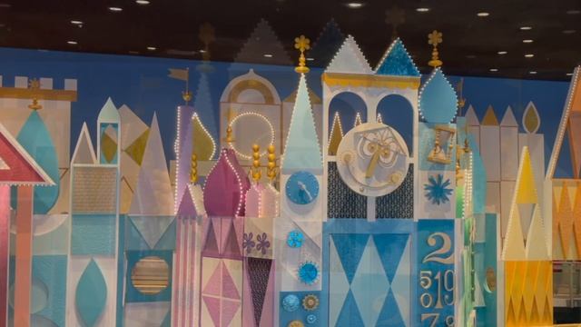 "It's a Small World" - Magic Kingdom Facade Window смотреть онлайн