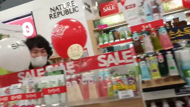 Let's go window shopping in a mall смотреть онлайн