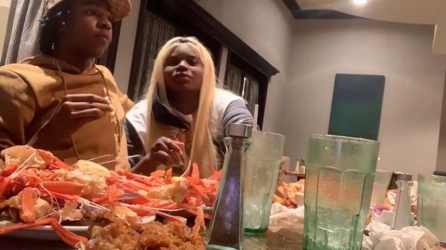 VLOG DAY : Eating seafood / left my car window opened🤦🏽♀️🦀🥰 смотреть онлайн
