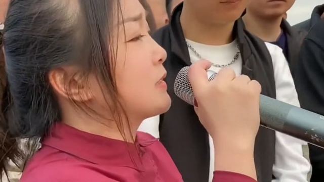 一首《爹娘的恩情还不够》，送给天下所有的爹娘 смотреть онлайн