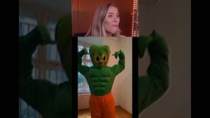 попробуй не засмеяться😄