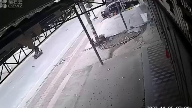 Tesla Car Crash in China caught on camera 🤯#Tesla #china смотреть онлайн