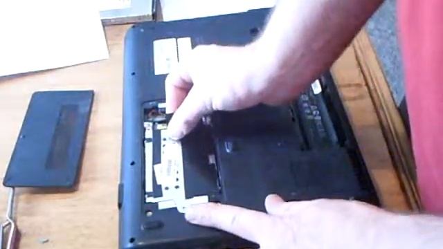 installing the drives in an HP laptop смотреть онлайн