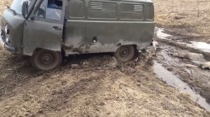 Уаз буханка по грязи