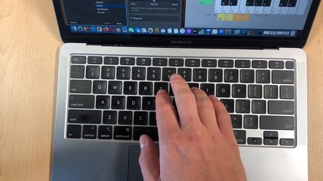 How to play a drum beat QWERTY keyboard in GarageBand (MYP Music) смотреть онлайн
