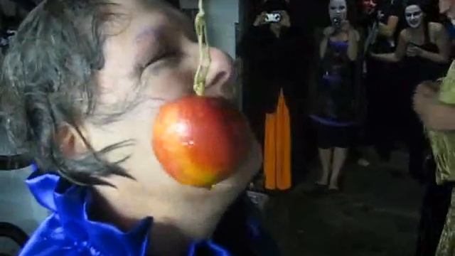 Funny - Apple Bobbing (Round 3) смотреть онлайн