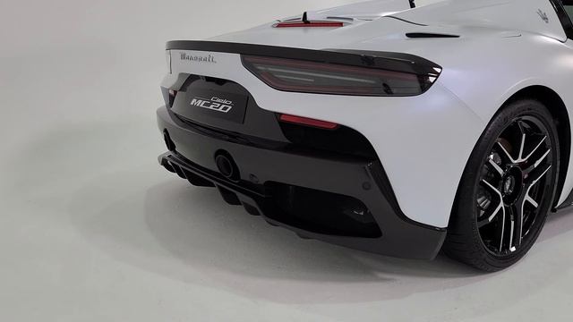 The Maserati MC20 Cielo has a folding glass roof? смотреть онлайн