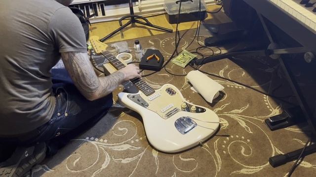 Lets Buy A Guitar They Don't Make Anymore смотреть онлайн