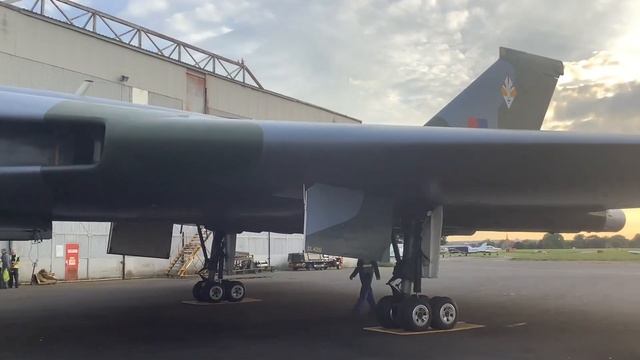 Vulcan XL426 Rolls-Royce Olympus Start Up ( sorry for it starting late ). смотреть онлайн