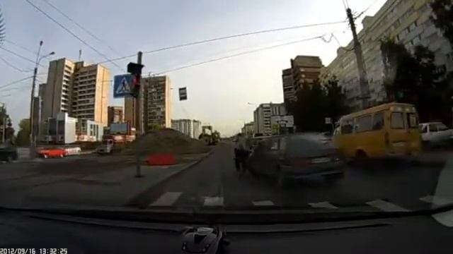 roadrage craze trying to break the windows to get in Russia Extreme Street Fights & Knock Out смотреть онлайн