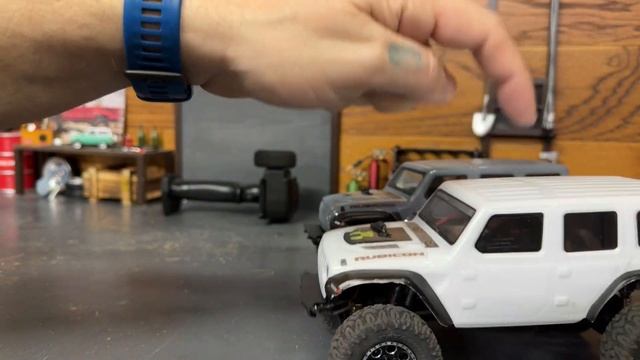 Axial SCX24 Version 3 Unboxing and Comparison смотреть онлайн