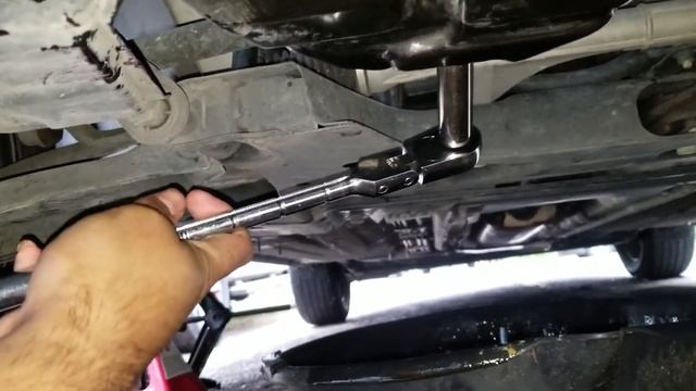 This Is How You Change Engine Oil On Cars (Gets Messy) смотреть онлайн