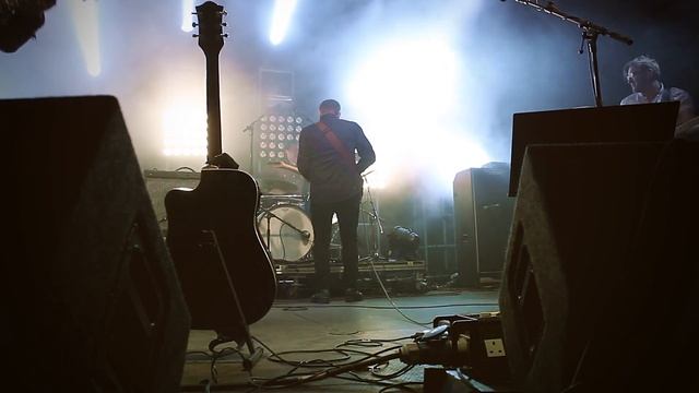 Hipster performing Fleetwood Mac's Go Your Own Way live - Available from AliveNetwork.com смотреть онлайн