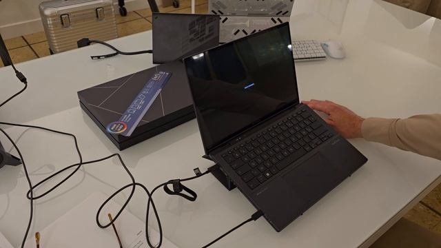 ASUS ZENBOOK DUO UNPACK SUITE... смотреть онлайн