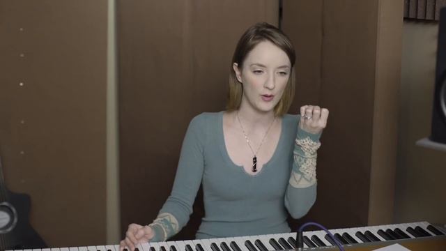 How to sing really low - Vocal Fry & Glottal Stop singing exercises to sing lower смотреть онлайн